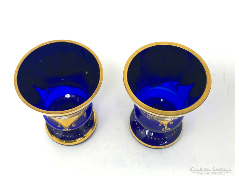 Elegáns vintage Bohemia kobaltkék kék üveg pohár pár gazdag aranyozással és plasztikus mintával CZ