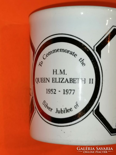 1977-es,  Erzsébet királyné megkoronázásának ezüst jubileumára kiadott bögre