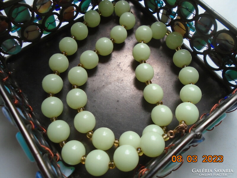 Jade színű ,foszforeszkáló ,egyenként hurkolt gyöngyökből nyakék aranyozott kapoccsal