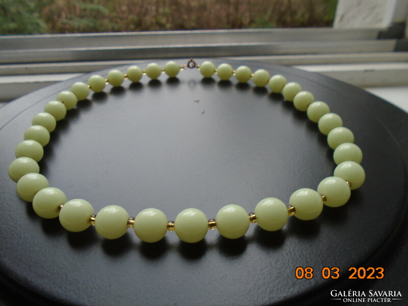 Jade színű ,foszforeszkáló ,egyenként hurkolt gyöngyökből nyakék aranyozott kapoccsal
