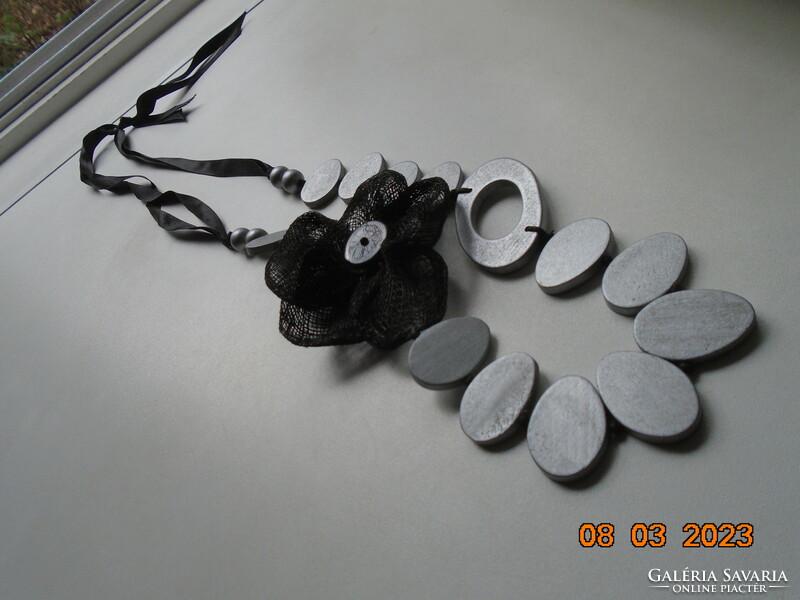 Francia stílusban,ezüstszürke lapos fa gyöngyökből nyakék fekete kézi tüll virággal ,szalaggal