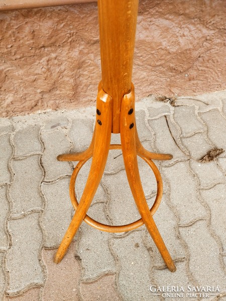 Régi, nem utángyártott debreceni design Thonet fogas 1960 környékéről