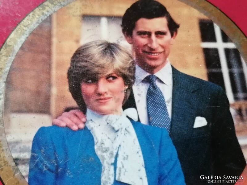 A Walesi herceg és Lady Diana Spencer házassága alkalmából kiadott emlékdoboz 1981