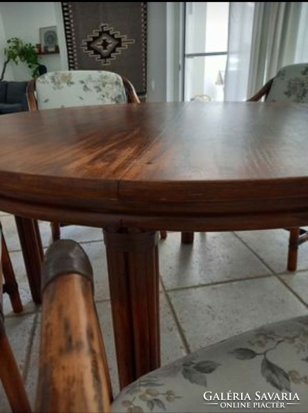 Tömörfa bővíthető asztal bambusz székekkel