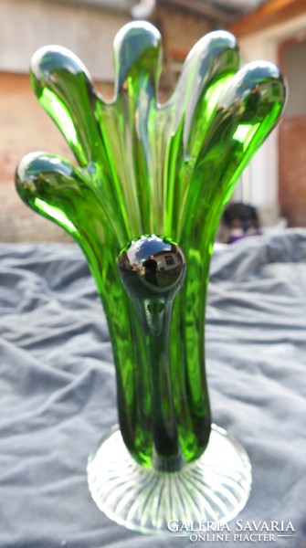 Üvegműves zöld virágkehely váza