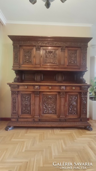 Neo-Renaissance sideboard with lion feet (castle furniture)