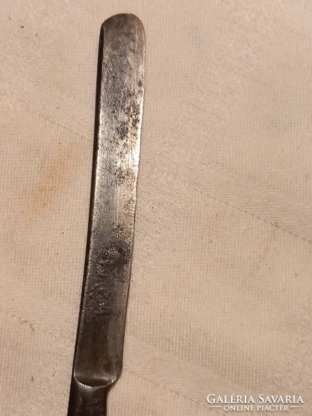 Old razor, marked