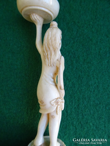 Csont faragvány női figura /Lábszárcsont/