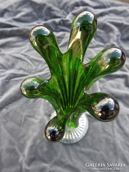 Üvegműves zöld virágkehely váza