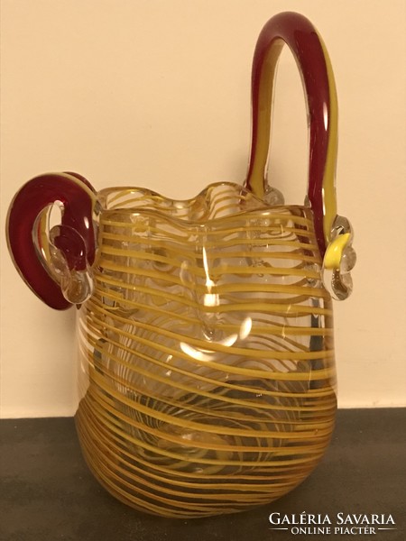 Vintage muránói üvegkosár sárga és piros vékony csíkokkal, 20 cm magas