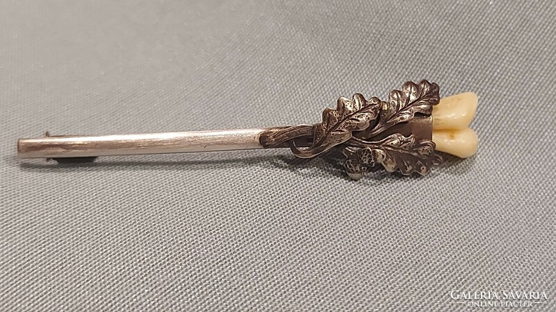 Antique silver hunting tie pin with deer teeth