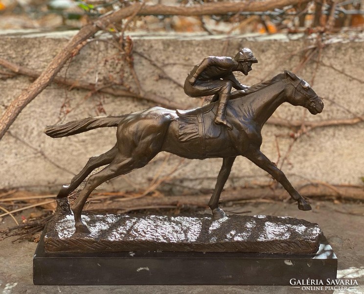 Versenylovas - bronz szobor