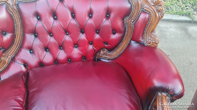 A663 Antik burgundi színű dúsan faragott barokk rokokó chesterfield bőr ülőgarnitúra
