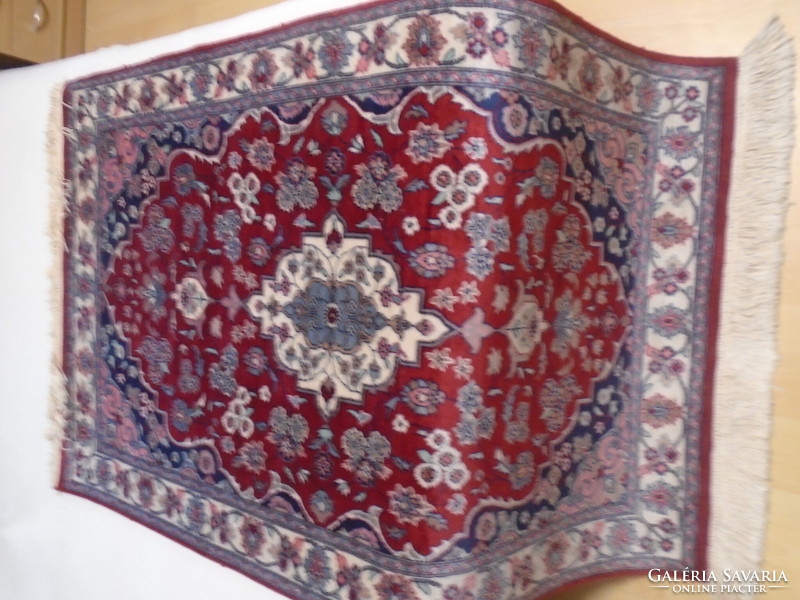 Beautiful medallion motif hand knotted Pakistani 100% wool rug