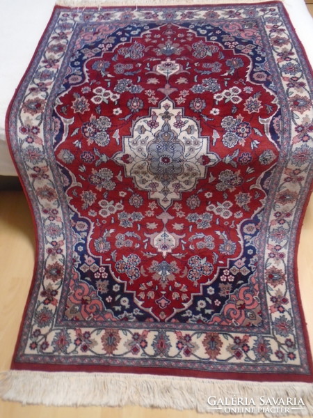Beautiful medallion motif hand knotted Pakistani 100% wool rug