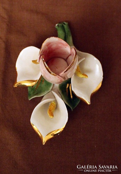 Jelzetlen porcelán virágok