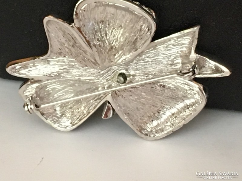 Bow. Silver-plated metal brooch with crystals