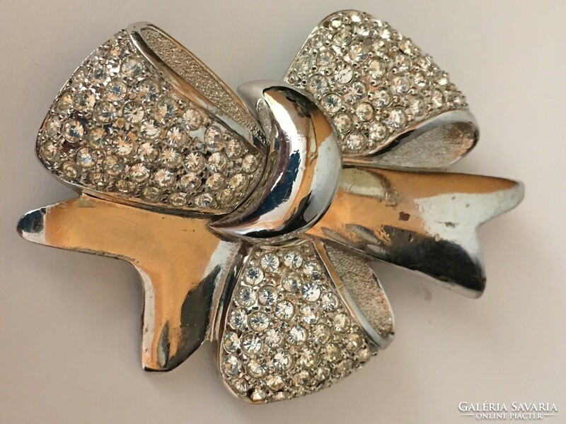 Bow. Silver-plated metal brooch with crystals