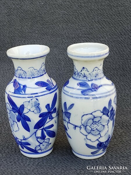 Pair of 10.5-cm antique Chinese hand-painted vases