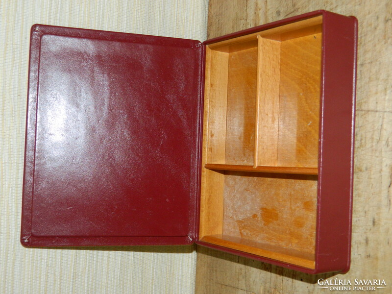 Holóháza Saxon Ender leather box.
