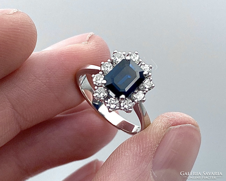 18K white gold ring with natural sapphire and brilliants