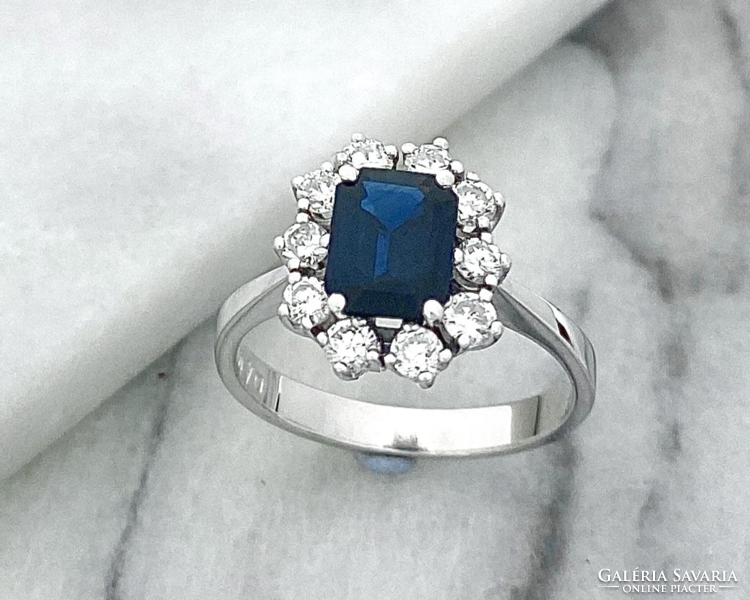 18K white gold ring with natural sapphire and brilliants