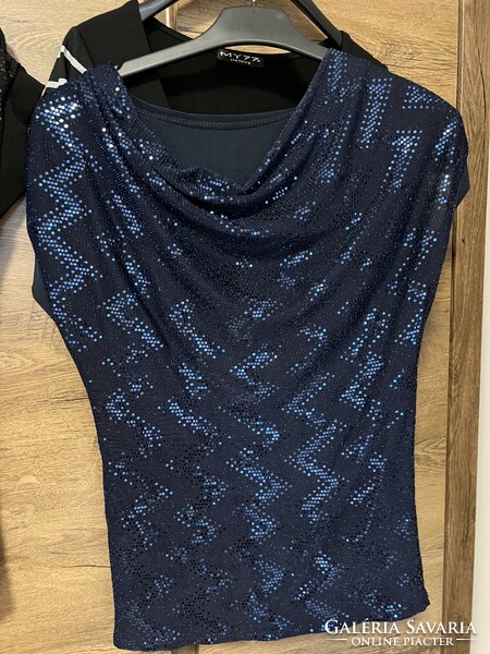 Nice casual top in blue glittery blue base, made of elastic viscose material