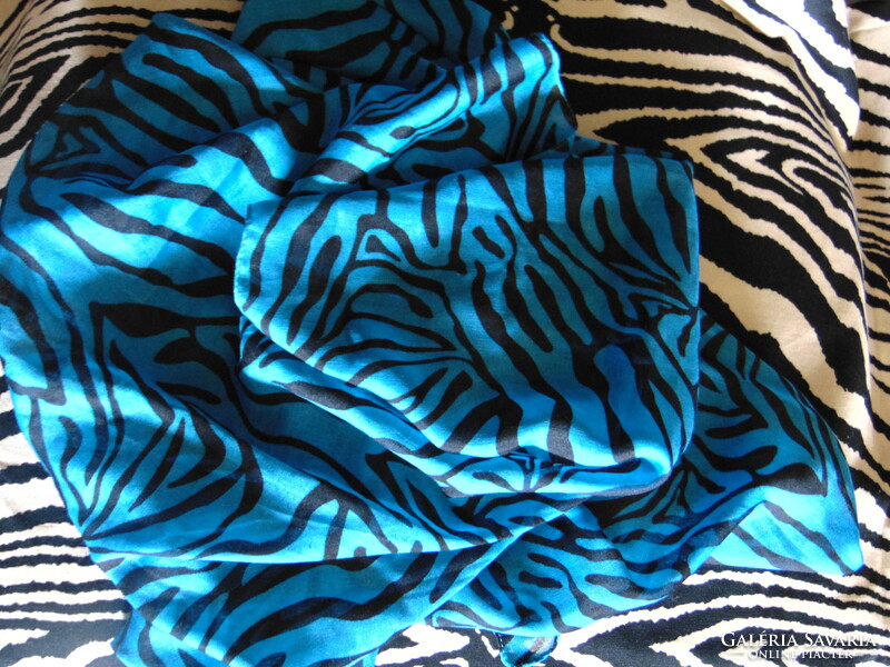Kék zebramintás sál