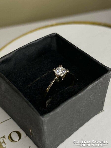 Excellent condition, white gold diamond ring, size 50. It comes with a gemstone identification certificate.