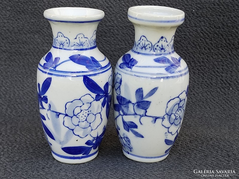 Pair of 10.5-cm antique Chinese hand-painted vases