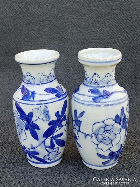Pair of 10.5-cm antique Chinese hand-painted vases