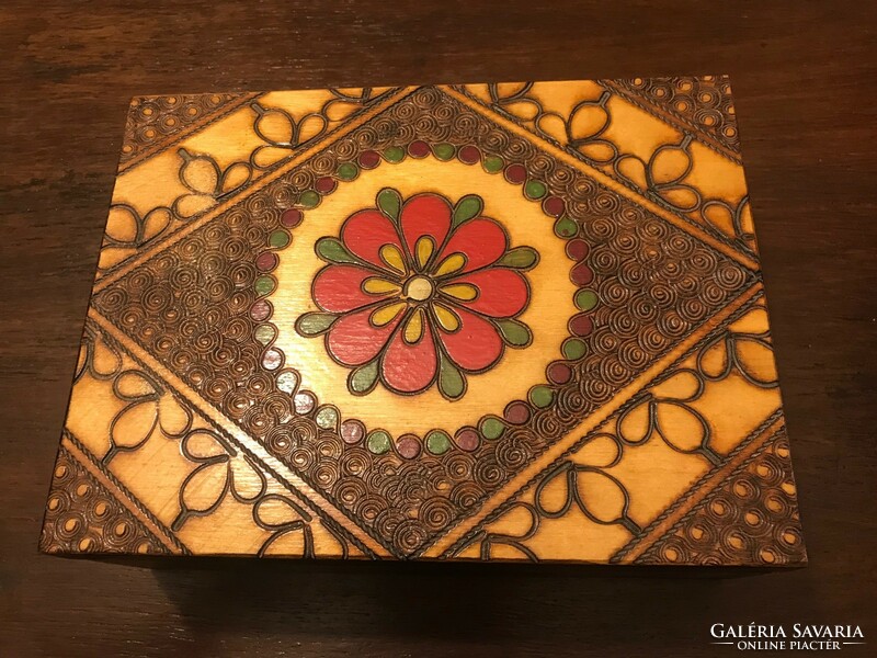 Painted-engraved wooden box, xx. No. Around the middle. Size: 22x16 cm