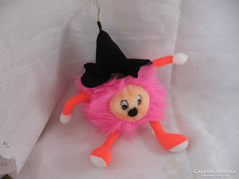 Akasztós rózsaszín plüss  fekete Halloween kalapban Paul Hamburg