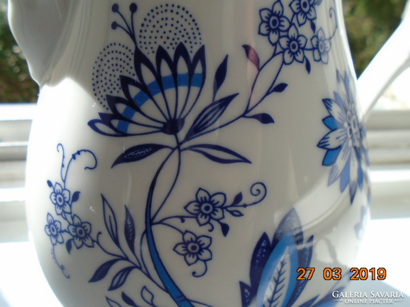 Meissen blue onion pattern, Biedermeier style, with rosebud roof, impressive spout