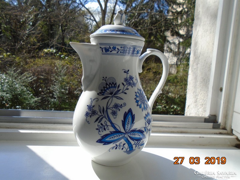 Meissen blue onion pattern, Biedermeier style, with rosebud roof, impressive spout