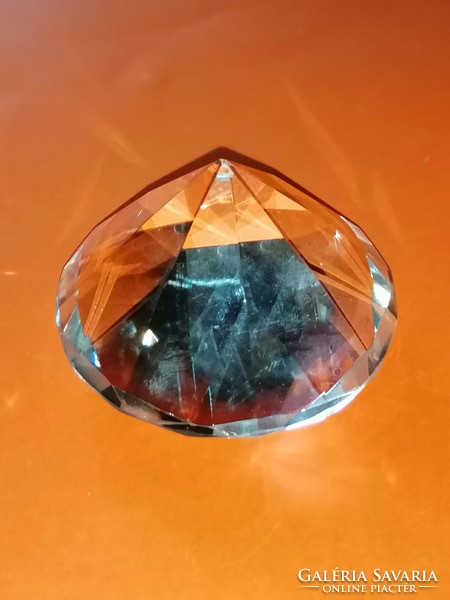 Gyémánt alakúra csiszolt valódi kristály asztaldísz, levélnehezék