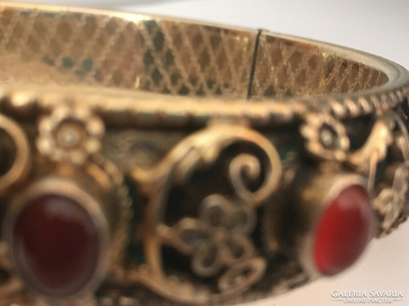 Silver-gilt bracelet decorated with carnelian cabochons