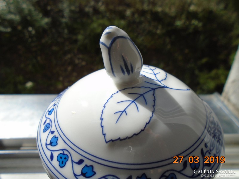 Meisseni kék hagyma mintás,bidermeier stílusban,rózsabimbós tetővel,impozáns kiöntő