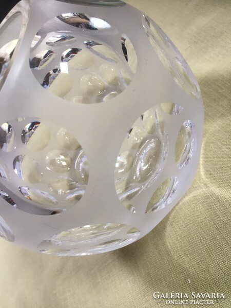 Elegáns, gömb alakú, vastag, nehéz, hántolt kristály váza (79./1)