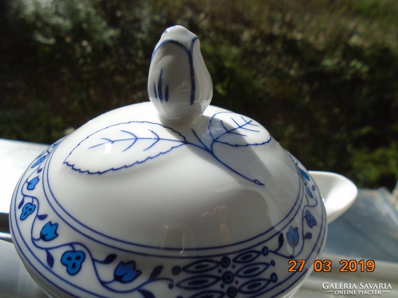 Meissen blue onion pattern, Biedermeier style, with rosebud roof, impressive spout