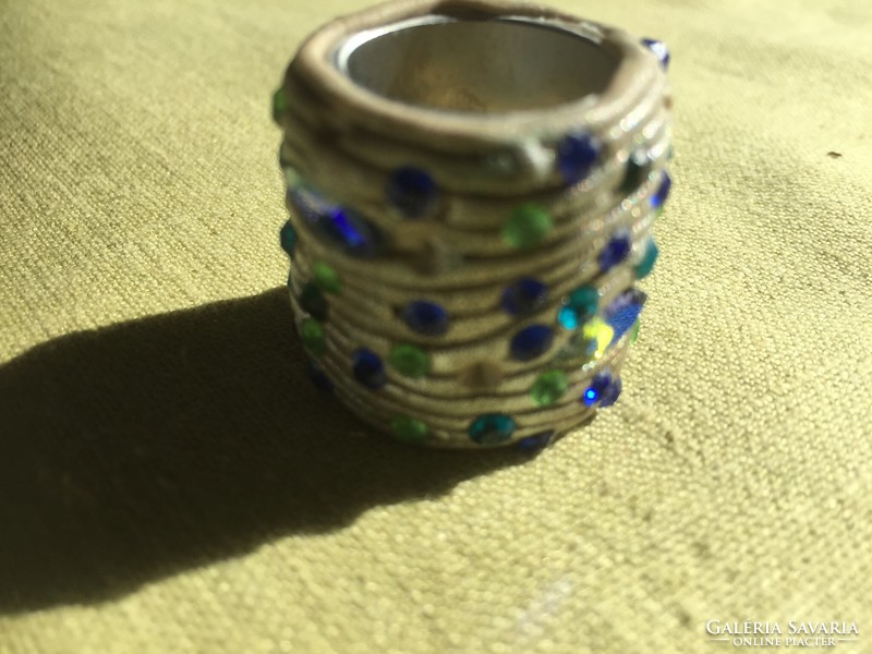 Gyöngyökből, ásványokból álló kendő-gyűrű, ötvösmunka (8FED)