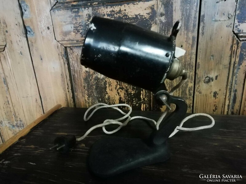 Lámpa, 20. század elejéről, talán orvosi vagy kezelésre használták, kék üveggel, öntöttvas talp