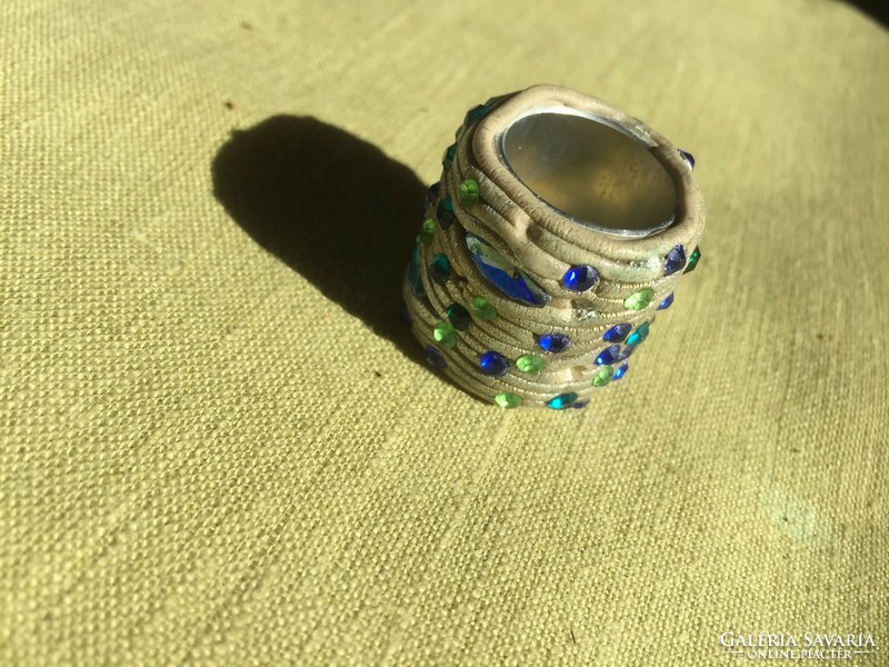 Cloth ring made of pearls and minerals, goldsmith's work (8fed)