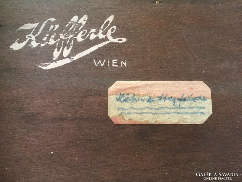 Osztrák fa doboz, Küfferle Wien felirattal csokis doboz (79/1)