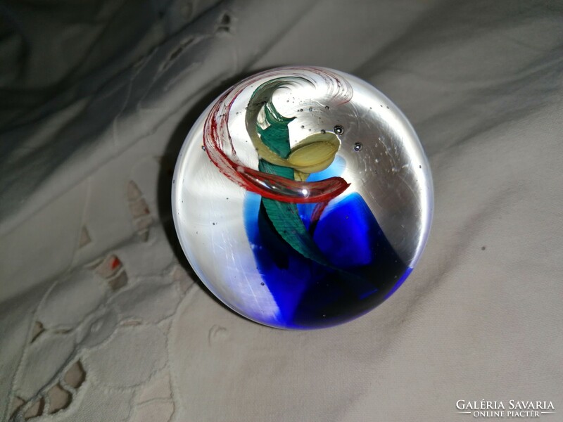 Gömb alakú, színes üveg asztaldísz, levélnehezék