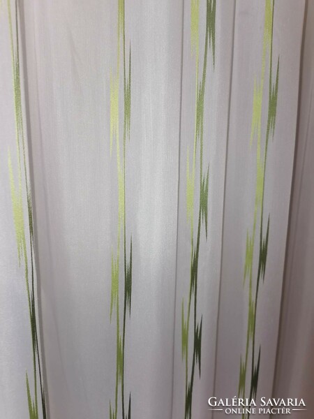 Zöld mintás nyírt voile 5,5 m széles készre varrva ÚJ