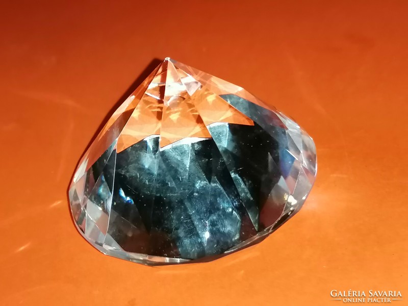 Gyémánt alakúra csiszolt valódi kristály asztaldísz, levélnehezék