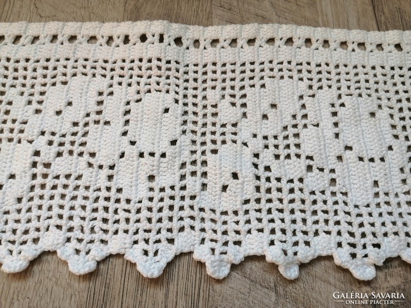 Crochet shelf strip with rose pattern