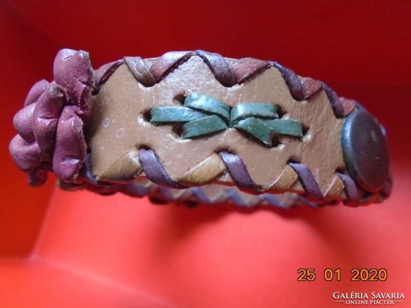 Kézműves virágos,színes bőr karkötő,patent zárral