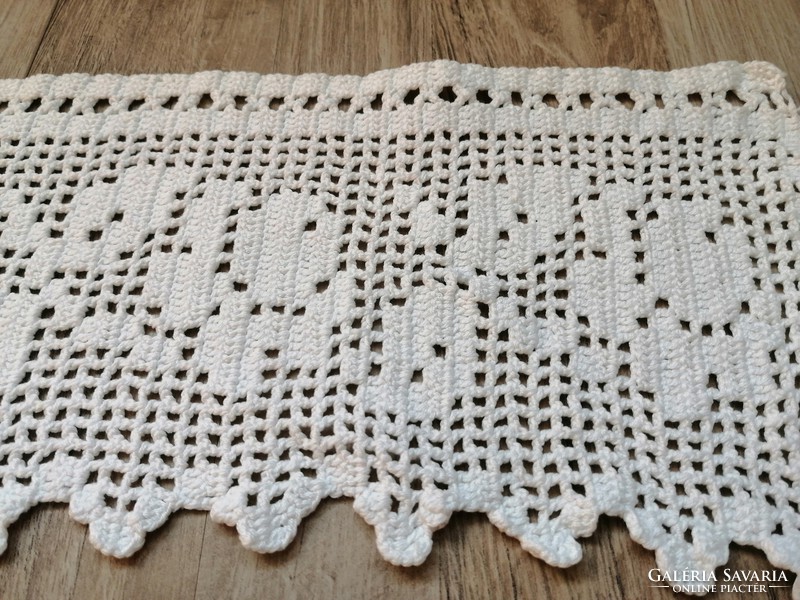 Crochet shelf strip with rose pattern